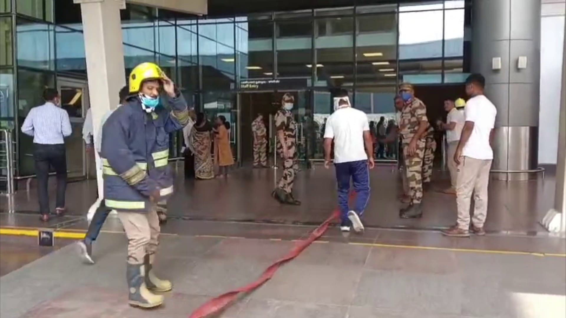 சென்னை விமான நிலையத்தில் திடீர் தீ விபத்து.. அலறி அடித்து ஓடிய பயணிகள்..