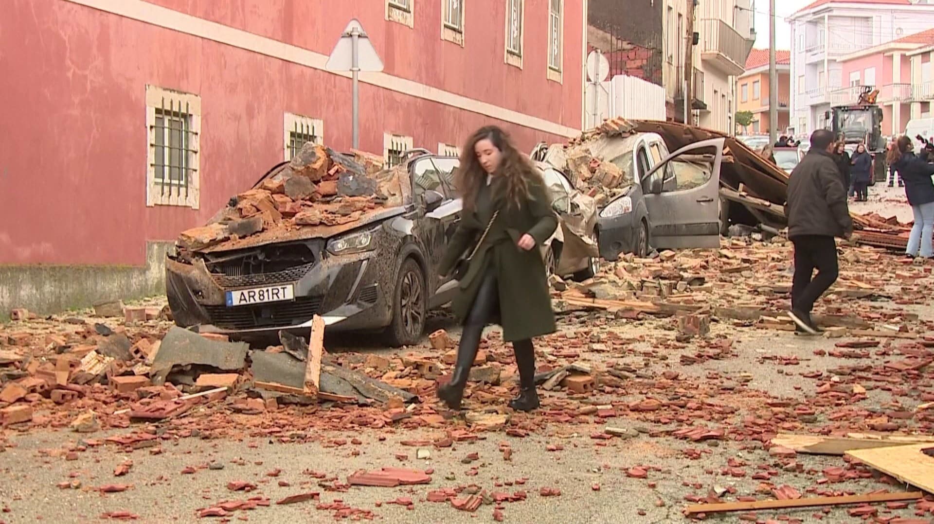 மணிக்கு 150 கி.மீ. வேகத்தில் வீசிய சூறைக்காற்று - 3 பேர் பலி