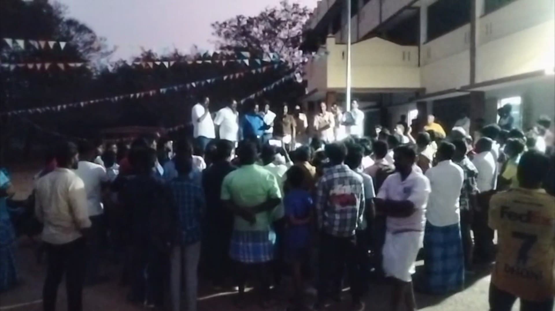 தலைமை ஆசிரியர் தாக்கியதில் மாணவர் மயக்கம்