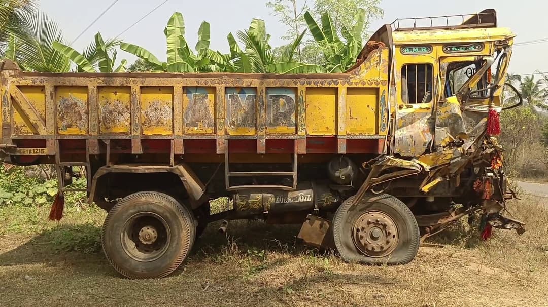 மண் கடத்தலில் ஈடுபட்ட லாரிகள் நேருக்கு நேர் மோதல்... சம்பவ இடத்திலேயே ஓட்டுநர் உயிரிழப்பு