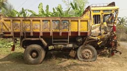 மண் கடத்தலில் ஈடுபட்ட லாரிகள் நேருக்கு நேர் மோதல்... சம்பவ இடத்திலேயே ஓட்டுநர் உயிரிழப்பு