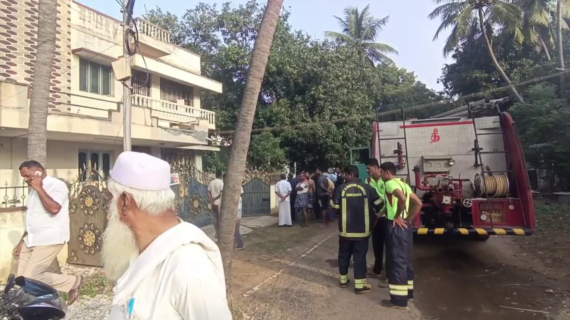 வீட்டில் சிலிண்டர் வெடித்து மூன்று பேர் படுகாயம்