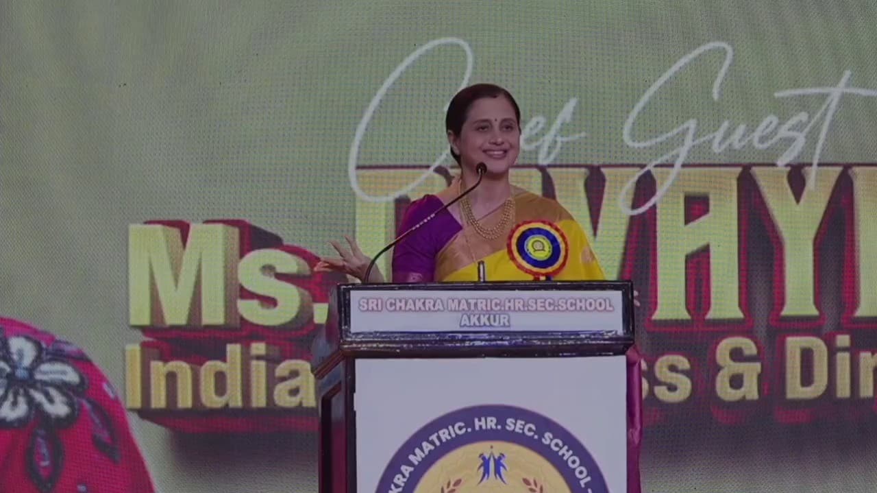 மாணவர்கள் பெற்றோரை அன்போடு நடத்தி அவர்கள் பேச்சை கேளுங்கள்: தேவயாணி