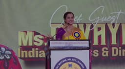 மாணவர்கள் பெற்றோரை அன்போடு நடத்தி அவர்கள் பேச்சை கேளுங்கள்: தேவயாணி