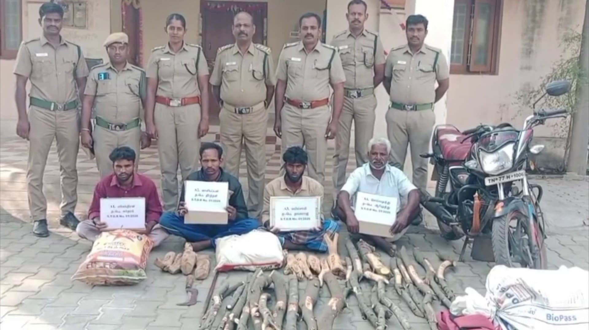 சந்தன மரங்களை வெட்டிக் கடத்த முயன்ற 4 பேர் கைது
