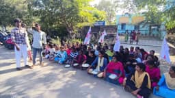 புதுக்கோட்டையில் மாணவிகள் கையில் தட்டு ஏந்தி போராட்டம்