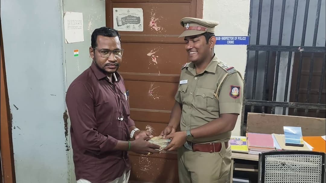 சாலையில் கேட்பாரின்றி கிடந்த 53,000 பணத்தை காவல் நிலையத்தில் ஒப்படைத்த நபர்