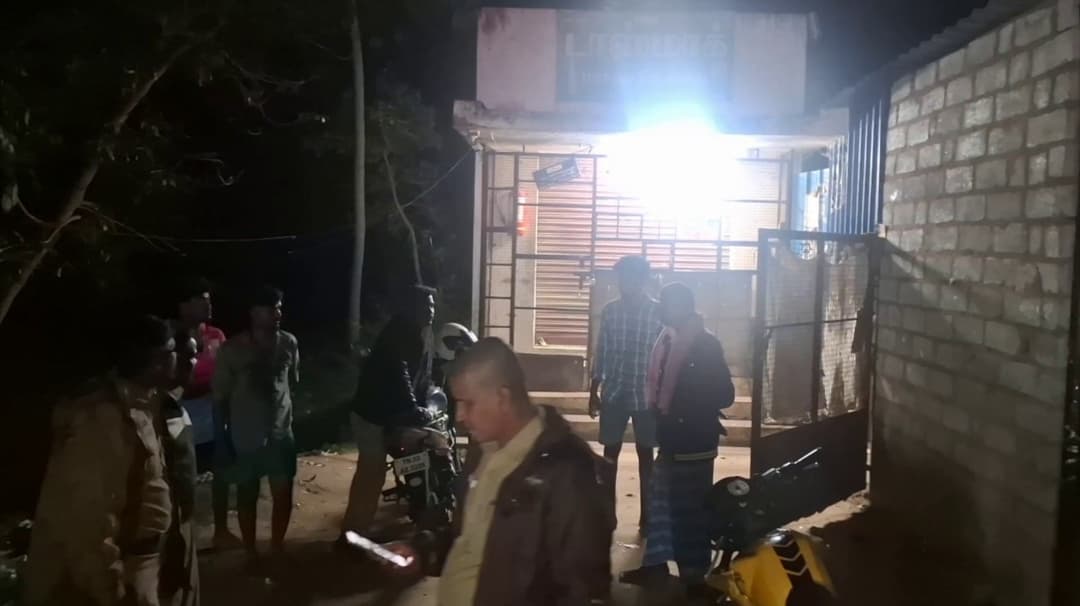 அரசு மதுபான கடையின் சுவரை உடைத்து திருட முயன்ற இருவர்