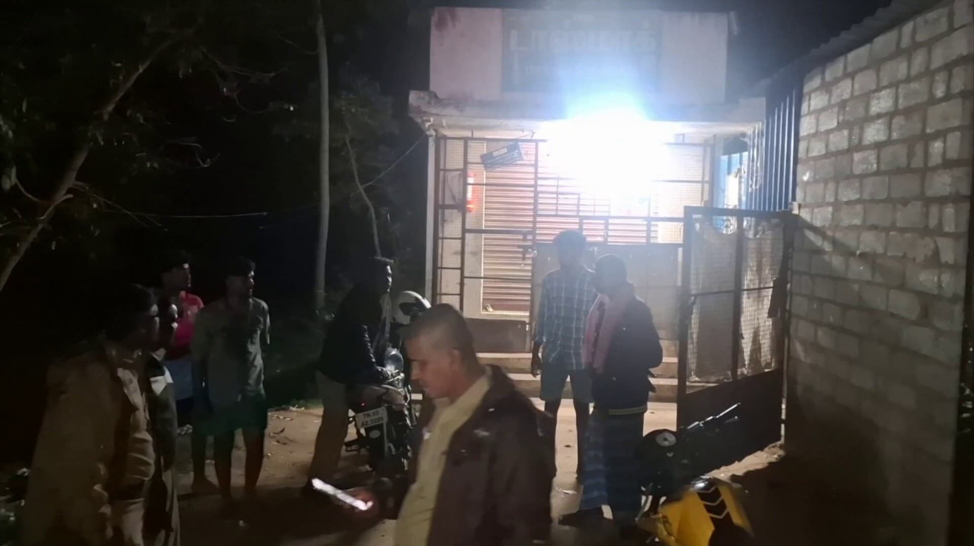 அரசு மதுபான கடையின் சுவரை உடைத்து திருட முயன்ற இருவர்