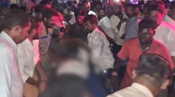 நடுரோட்டில் வைத்து அதிமுக முன்னாள் கவுன்சிலரின் மகன் கொலை