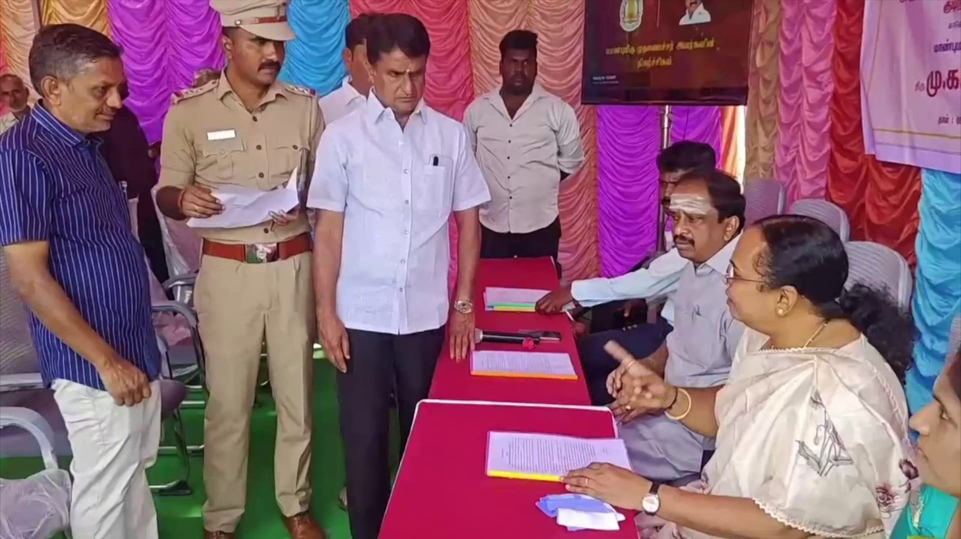 போதை ஆசாமிகள் ரகளை செய்வதாக ஆட்சியரிடம் மனு கொடுத்த பெண்.. போலீசாரை எச்சரித்த மாவட்ட ஆட்சியர்..