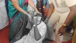 கும்பாபிஷேக விழாவில் புனித நீர் தெளித்த போது பக்தர்கள் மீது விழுந்த டிரோன்.. தம்பதி காயம்.!