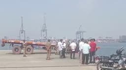 துறைமுகத்தில் ஓட்டுநருடன் கடலுக்குள் விழுந்த லாரியின் முன் கேபின்