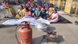 கோவையில் அங்கன்வாடி ஊழியர்கள் தொடர் போராட்டம்