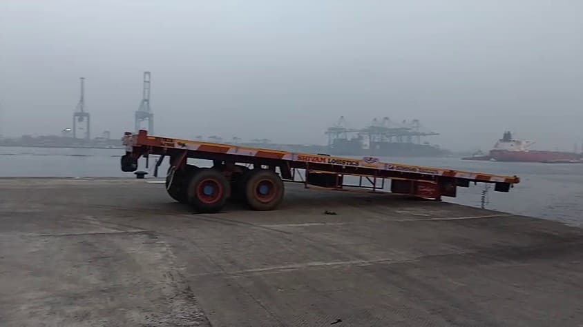 துறைமுகத்தில் ஓட்டுநருடன் கடலுக்குள் விழுந்த லாரியின் முன் கேபின்