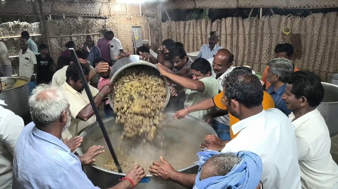 2,500 கிலோ கறி சமைத்து 5,000 பேருக்கு விருந்து