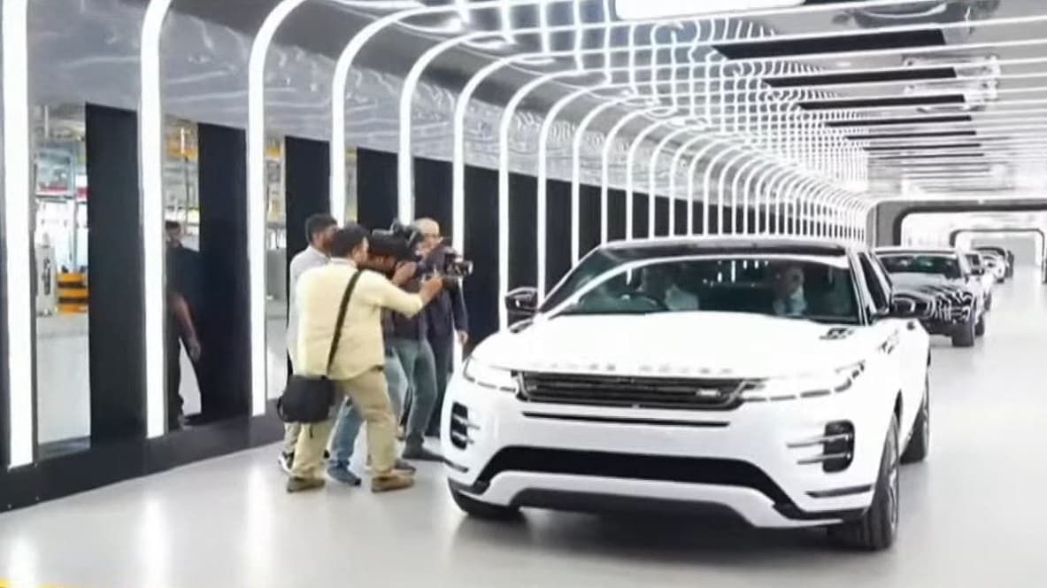 ரேஞ்ச் ரோவர் காரை ஓட்டிப்பார்த்த முதலமைச்சர் மு.க.ஸ்டாலின்