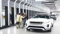 ரேஞ்ச் ரோவர் காரை ஓட்டிப்பார்த்த முதலமைச்சர் மு.க.ஸ்டாலின்