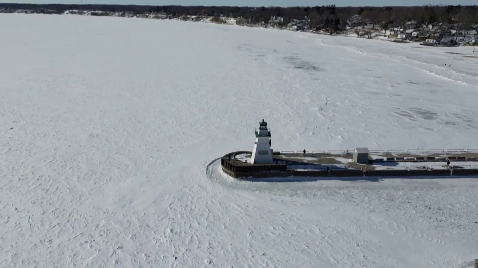 பனிப்பாலைவனமாகக் காட்சி அளிக்கும் கனடாவில் உள்ள ஈரி ஏரி