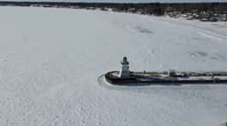 பனிப்பாலைவனமாகக் காட்சி அளிக்கும் கனடாவில் உள்ள ஈரி ஏரி