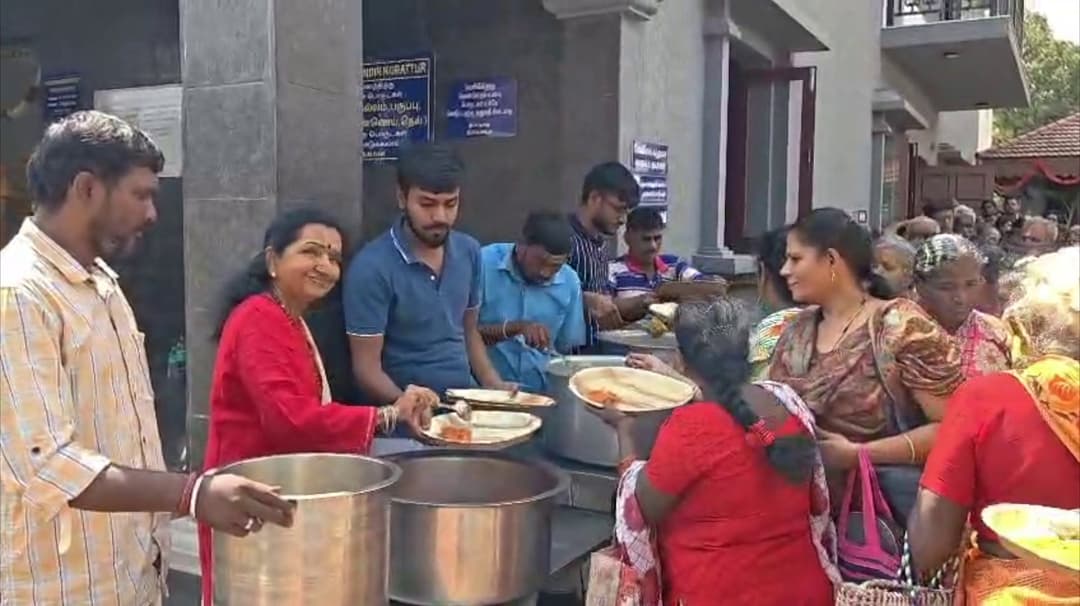 சாய்பாபா கோவில் வருடாபிசேகம் - பிரசாதம் வழங்கிய விஜயின் தாயார் ஷோபா