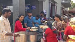 சாய்பாபா கோவில் வருடாபிசேகம் - பிரசாதம் வழங்கிய விஜயின் தாயார் ஷோபா