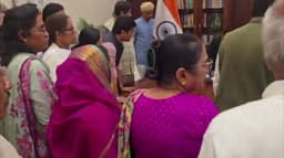 சபாநாயகர் அறையில் காங்கிரஸ் பெண் எம்.பி.க்கள் அநாகரீகம்.. வீடியோ ஆதாரத்தை வெளியிட்ட அமைச்சர்..