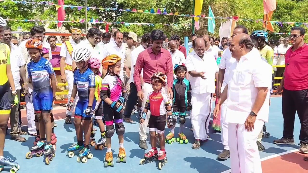 ஸ்கேட்டிங் போட்டியை தொடங்கி வைக்க விசில் கேட்ட அமைச்சர்..!