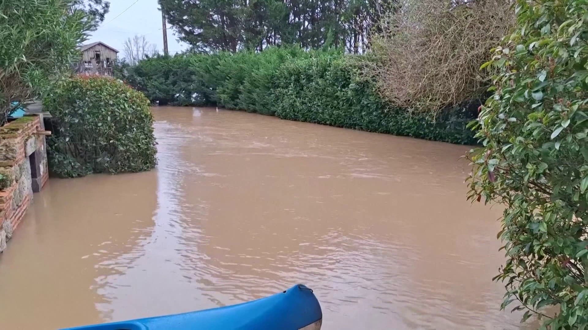 பிரான்ஸ் நாட்டில் தொடர்ந்து பெய்த மழையால் பெருக்கெடுத்து ஓடிய வெள்ளம்