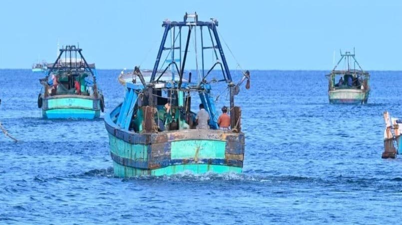 தமிழக மீனவர்களை 25 பேரை கைது செய்த இலங்கை கடற்படை