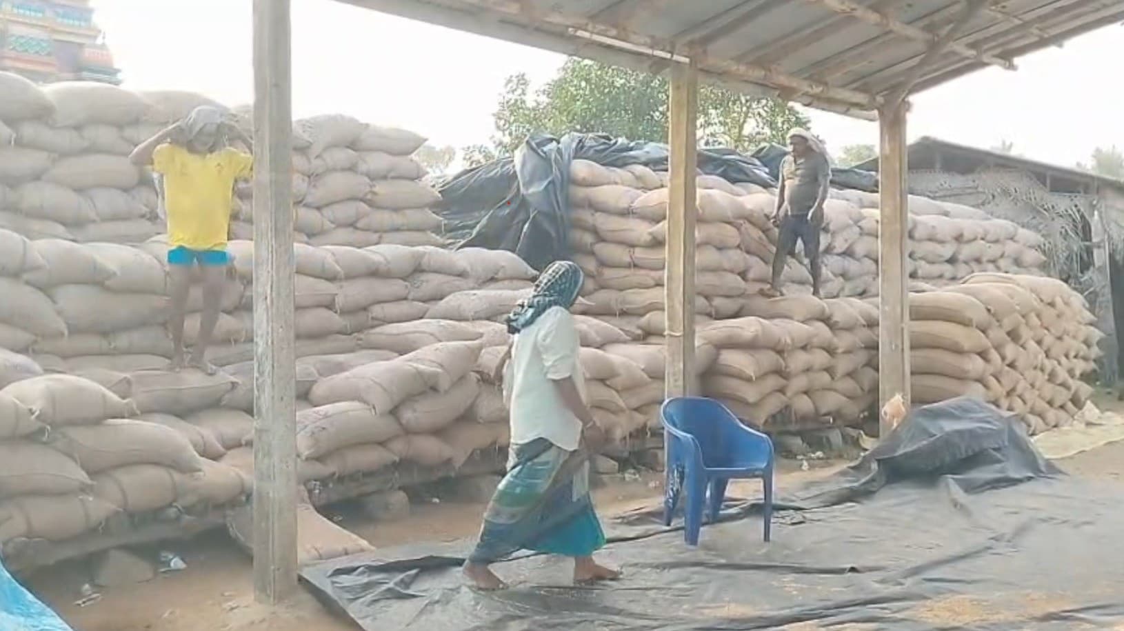 எஃப்.சி. கட்டண உயர்வை கண்டித்து லாரி உரிமையாளர்கள் வேலை நிறுத்தம்.. 5 லட்சம் நெல் மூட்டைகள் தேக்கம்.!