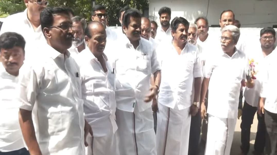 மு.க.அழகிரியின் வலதுகரமாக இருந்த மன்னன் அதிமுகவில் இணைந்தார்