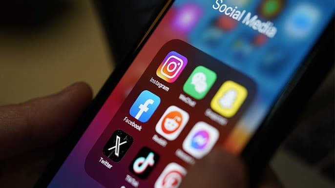 பிரிட்டனில் 16 வயதிற்கு உட்பட்டவர்களுக்கு சமூக வலைதளத் தடை