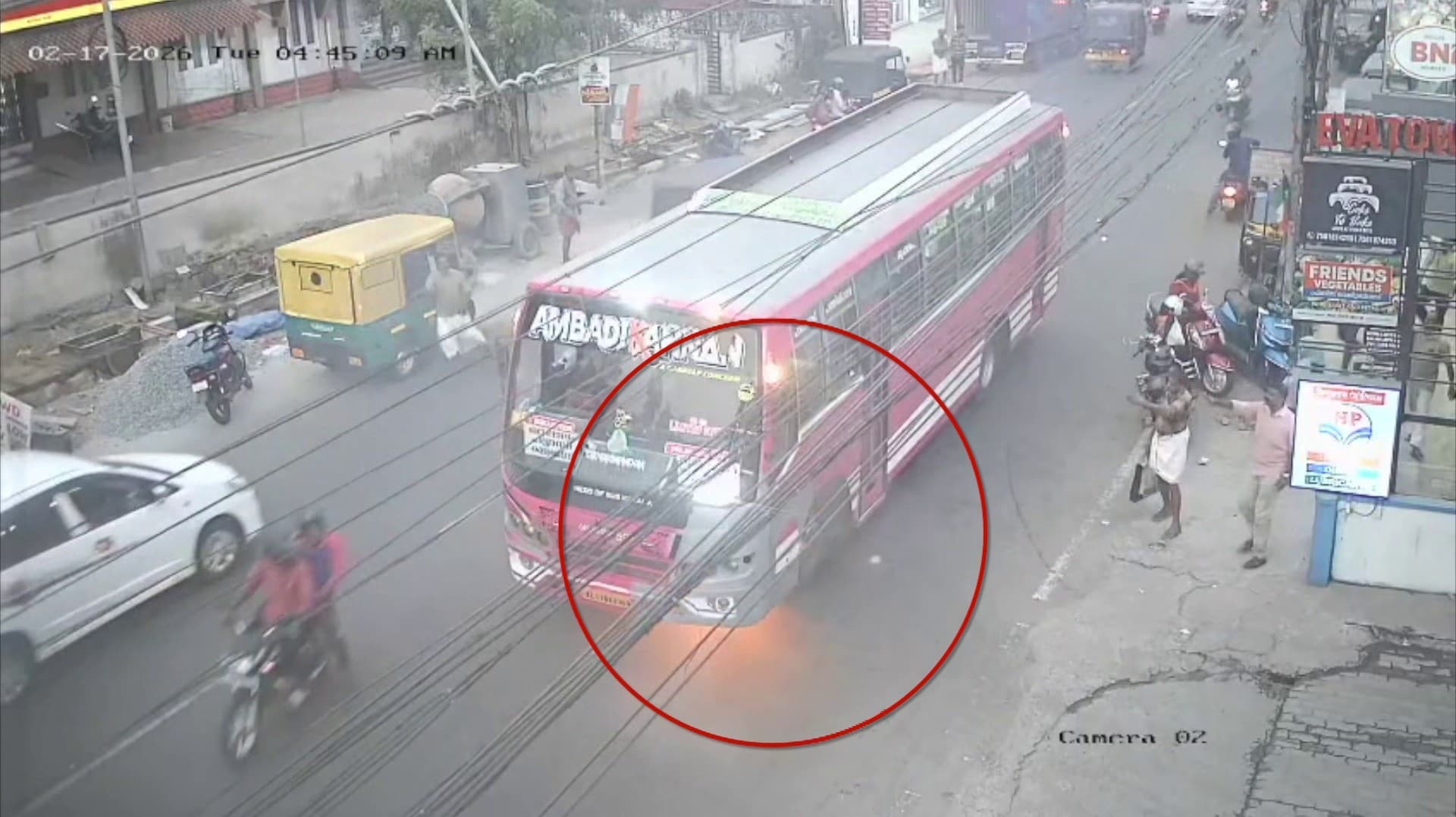 பாலக்காடு மாவட்டத்தில் ஓடும் பேருந்தின் இன்ஜின் தீப்பிடித்து எரிந்தது.