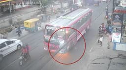 பாலக்காடு மாவட்டத்தில் ஓடும் பேருந்தின் இன்ஜின் தீப்பிடித்து எரிந்தது.