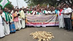 பெரம்பலூர் ஆட்சியர் அலுவலகத்தை  விவசாயிகள் முற்றுகை