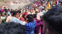 சுவாமி ஊர்வலத்தில் இரு தரப்பினர் இடையே மோதல்