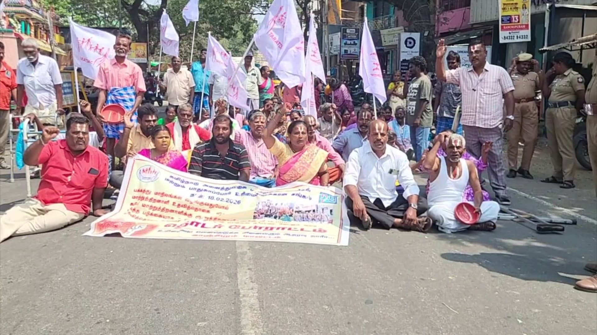 காஞ்சிபுரத்தில் மாற்றுத் திறனாளிகள் கையில் தட்டு ஏந்தி போராட்டம்