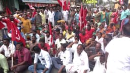 சேலம் மாநகராட்சி மேயரை முற்றுகையிட்ட கம்யூனிஸ்ட் கட்சியினர்.