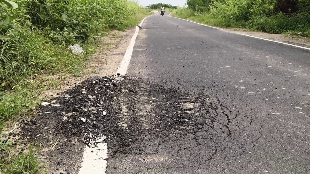 ரூ.2.75 கோடி தார்ச்சாலை கைகளாலேயே பெயர்த்தெடுக்கும் மக்கள் - வீடியோ வெளியீடு