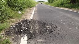 ரூ.2.75 கோடி தார்ச்சாலை கைகளாலேயே பெயர்த்தெடுக்கும் மக்கள் - வீடியோ வெளியீடு