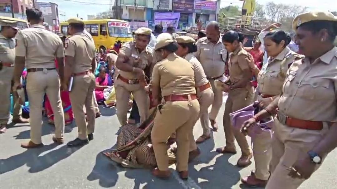 கோவையில் 16-வது நாளாக அங்கன்வாடி ஊழியர்கள் போராட்டம்