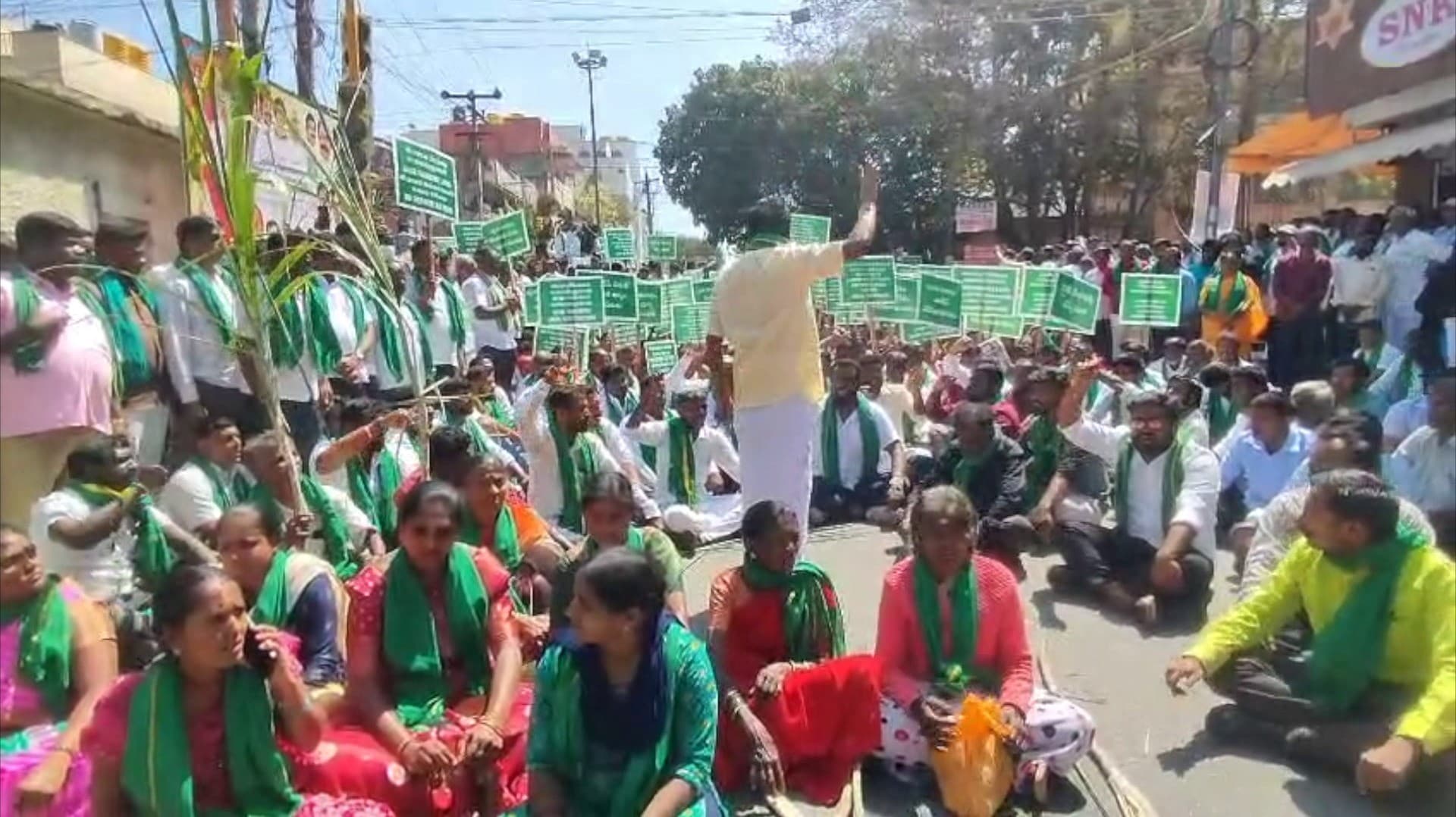 விவசாய நிலங்களில் விமான நிலையம் அமைக்க தடை செய்ய கோரி தர்ணா