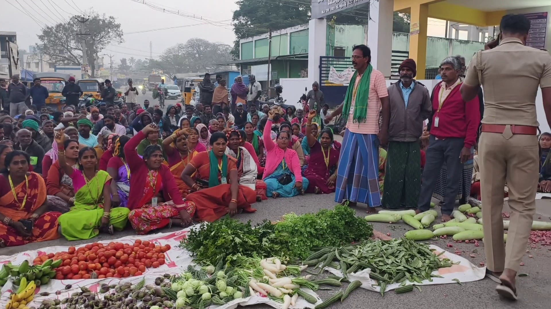 காய்கறிகளை கீழே கொட்டி சாலை மறியலில் ஈடுபட்ட விவசாயிகள்