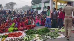 காய்கறிகளை கீழே கொட்டி சாலை மறியலில் ஈடுபட்ட விவசாயிகள்