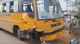 ஆட்டோ மீது தனியார் கல்லூரிப் பேருந்து மோதி விபத்து