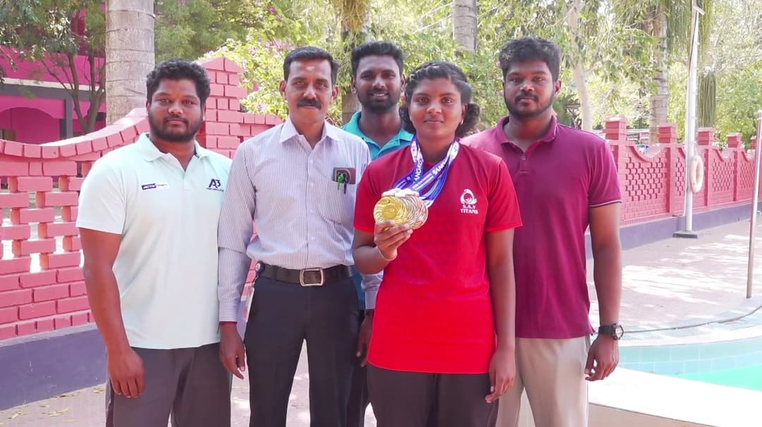 தாய்லாந்து நீச்சல் போட்டியில் 5 பதக்கங்களை வென்ற பள்ளி மாணவி