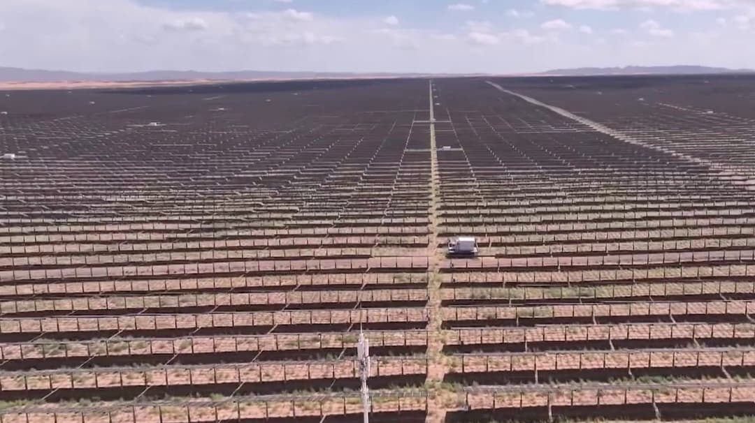 உலகின் மிகப்பெரிய சூரிய சக்தி மின்னுற்பத்தி மையம் அமைத்த சீனா