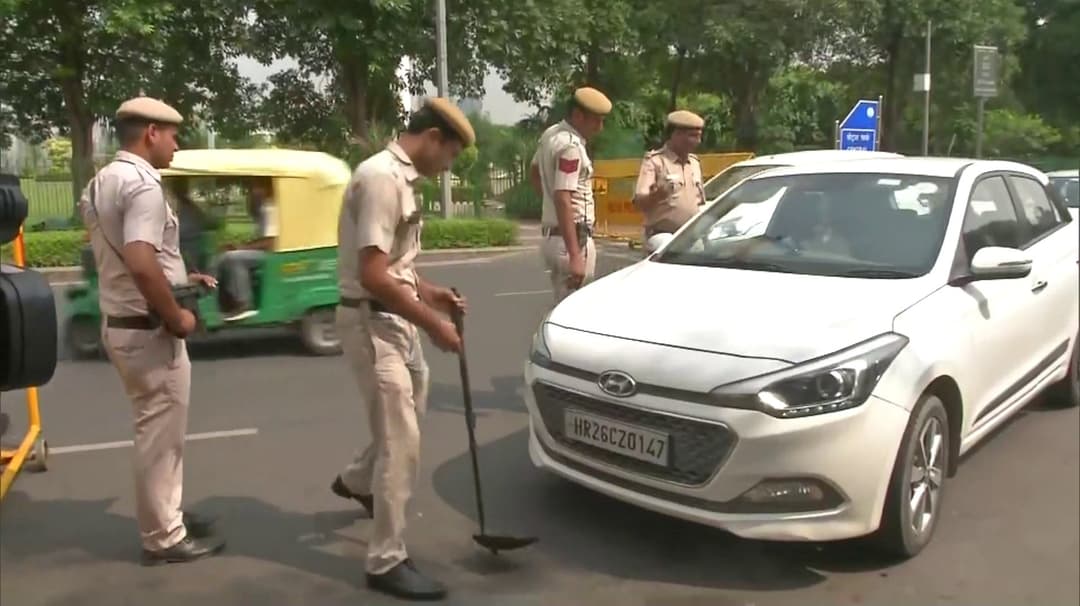 டெல்லியில் பயங்கரவாதிகள் தாக்குதல் நடத்த திட்டமென தகவல்.. பலப்படுத்தப்பட்ட பாதுகாப்பு