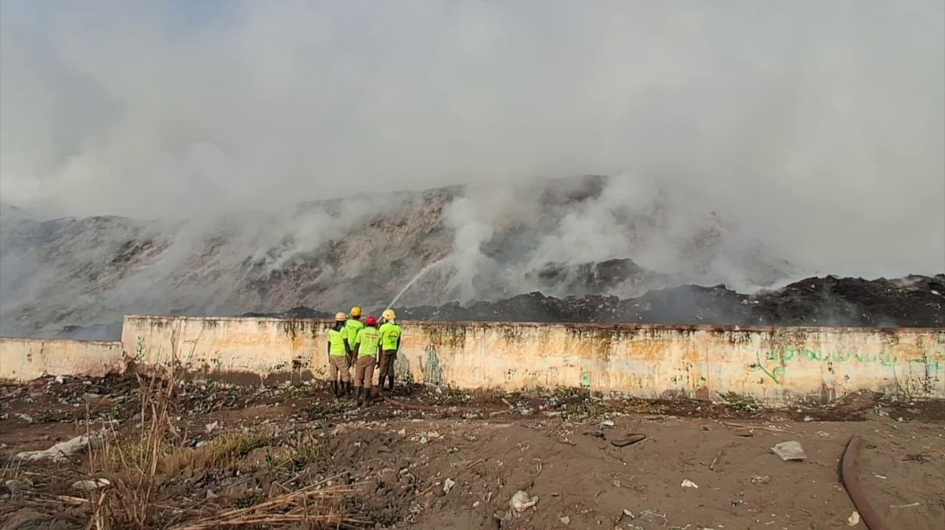 கரூர் மாநகராட்சி குப்பை கிடங்கில் மூன்றாவது நாளாக பற்றி எரியும் தீ